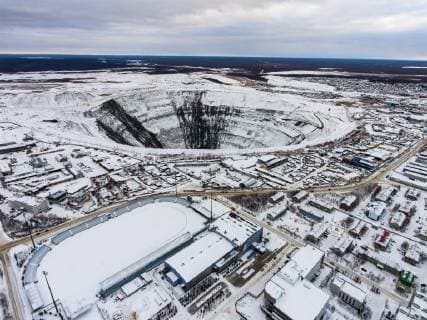 IMAGO Nature: Unsere Erde, Ressourcen, Diamanten MIRNY, RUSSIA - NOVEMBER 1, 2018: A view of a kimberlite pipe of the Mir diamond mine of ALROSA s Mirny Mining and Processing Division (MPD). Alexander Ryumin TASS  TS095DE9