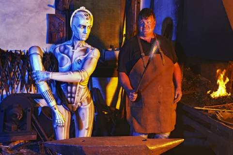 From the FARBKÖRPER Bodypainting Facetten Kalender 2019 Metropolis Photoshooting with model Sarah as human machine and blacksmith Arthur in the robot forge Brütt in Eldagsen FARBKÖRPER is a project of the photographer Tschiponnique Skupin and the bodypainter and transformer Enrico Lein showing the versatility of bodypaiting Foto:xT.xSkupinx xFuturexImage
