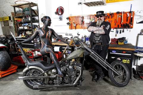 From the FARBKÖRPER Bodypainting Facetten Kalender 2019 Biker Photoshooting with Model Sonia and Biker Freddy Gantenberg in the workshop of H D Doctor s Berlin FARBKÖRPER is a project of the photographer Tschiponnique Skupin showing the versatility of bodypainting Painting by Jörg Düsterwald Foto:xT.xSkupinx xFuturexImage