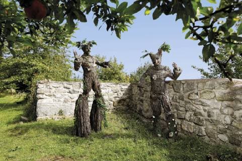 From the FARBKÖRPER Bodypainting Facetten Kalender 2019 Fairytale photo shooting with model Maria and Enrico as tree creatures in the monastery garden of the Klosterkirche Wittenburg FARBKÖRPER is a project of the photographer Tschiponnique Skupin and the bodypainter and transformer Enrico Lein which shows the versatility of bodypainting. Foto:xT.xSkupinx xFuturexImage