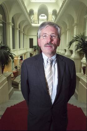 Wirtschaftssenator Berlin Author Politiker 20020714DE Berlin. Preussischer Landtag Wirtsschaftsenator von Berlin Thilo Sarrazin SPD (* 12. Februar 1945 in Gera) ist ein deutscher Volkswirt, Autor, ehemaliger Politiker und Mitglied der SPD. Von 1975 bis 2010 war er im öffentlichen Dienst tätig und von 2000 bis 2001 in leitender Position bei der Deutschen Bahn AG. Von 2002 bis April 2009 war Sarrazin für die SPD Finanzsenator im Berliner Senat und anschließend bis Ende September 2010 Mitglied des Vorstands der Deutschen Bundesbank.