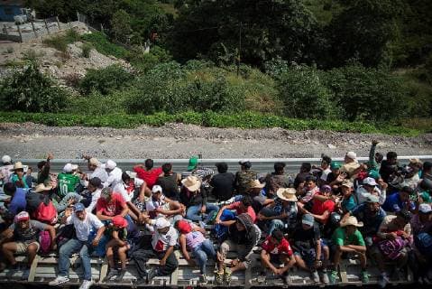 Migranten aus Mittelamerika in Mexiko Members of the migrant caravan continue their journey in Juchitan, Oaxaca, Mexico, 01 November 2018. The Central-American migrants who entered Mexico past 19 October left for the Matias Romero locality, in the southern state of Oaxaca, due to the lack of possibilities to head to the State capital. Central American migrants change route in south Mexico journey !ACHTUNG: NUR REDAKTIONELLE NUTZUNG!  Copyright: xLuisxVillalobosx MEX055 20181101-636767127049157783