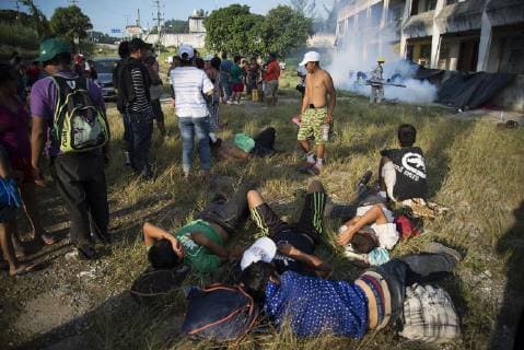 Migranten aus Mittelamerika in Mexiko Members of the caravan of Central American migrants rest, in the municipality of Matias Romero, state of Oaxaca, Mexico, 01 November 2018. The first caravan of Central American migrants traveling through Mexico arrived today at the city of Matias Romero in the southern state of Oaxaca after an exhausting seven-hour march, while new contingents follow in Chiapas and more are on their way from El Salvador. Migrants continue march in Mexico with more groups on the way !ACHTUNG: NUR REDAKTIONELLE NUTZUNG!  Copyright: xLuisxVillalobosx MEX69 20181102-636767299950896415