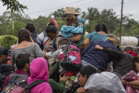 News Bilder des Tages Members of the migrant caravan continue on their way through the municipality of Sayula de Alemán, in the state of Veracruz, Mexico. The members of the caravan of migrants who entered Mexico on October 19 resumed today on foot from the early hours of the day the roads of southern Veracruz on their way to the United States, after the buses promised by local authorities They will not arrive at the place. Migrants resume exodus on foot through Veracruz after buses failed to arrive !ACHTUNG: NUR REDAKTIONELLE NUTZUNG!  Copyright: xÁngelxHernándezx MEX010 20181103-636768667975315864
