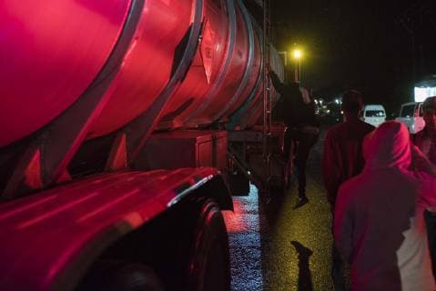 Members of the migrant caravan continue on their way through the municipality of Sayula de Alemán, in the state of Veracruz, Mexico. The members of the caravan of migrants who entered Mexico on October 19 resumed today on foot from the early hours of the day the roads of southern Veracruz on their way to the United States, after the buses promised by local authorities They will not arrive at the place. Migrants resume exodus on foot through Veracruz after buses failed to arrive !ACHTUNG: NUR REDAKTIONELLE NUTZUNG!  Copyright: xÁngelxHernándezx MEX010 20181103-636768667997347543
