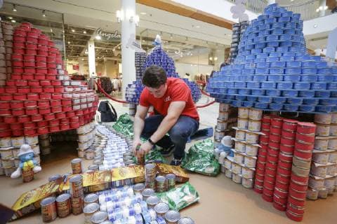 (181104) -- VANCOUVER, Nov. 4, 2018 -- A participant works on the can sculpture during the Canstruction event in Vancouver, Canada, Nov. 3, 2018. Some 13 teams competed with their sculpture designs by using donated cans in the annual event. ) (lrz) CANADA-VANCOUVER- CANSTRUCTION EVENT LiangxSen 