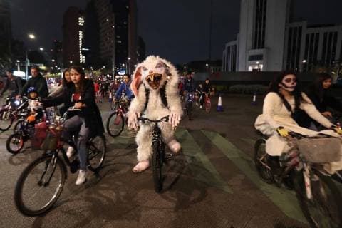 Mexiko, Tag der Toten auf dem Fahrrad in Mexiko-City November 3, 2018 - EUM20181103SOC56.JPG.CIUDAD DE MEXICO, Bikes Bicicletas-Paseo nocturno.- Aspectos del paseo nocturno ciclista que se realiza cada mes en Paseo de la Reforma en la Ciudad de Mexico, este domingo 3 de noviembre del 2018 se realiza con disfraces alusivos al Dia de Muertos. Foto: Agencia EL UNIVERSAL MAR.  - ZUMAu78_ 20181103_zaf_u78_097 Copyright: xValentexRosasx
