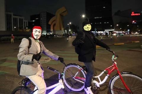Mexiko, Tag der Toten auf dem Fahrrad in Mexiko-City November 3, 2018 - EUM20181103SOC62.JPG.CIUDAD DE MEXICO, Bikes Bicicletas-Paseo nocturno.- Aspectos del paseo nocturno ciclista que se realiza cada mes en Paseo de la Reforma en la Ciudad de Mexico, este domingo 3 de noviembre del 2018 se realiza con disfraces alusivos al Dia de Muertos. Foto: Agencia EL UNIVERSAL MAR.  - ZUMAu78_ 20181103_zaf_u78_098 Copyright: xValentexRosasx