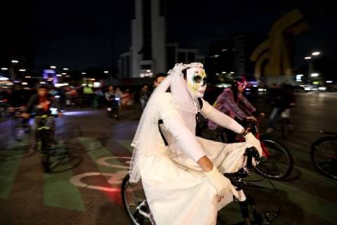 Mexiko, Tag der Toten auf dem Fahrrad in Mexiko-City November 3, 2018 - EUM20181103SOC61.JPG.CIUDAD DE MEXICO, Bikes Bicicletas-Paseo nocturno.- Aspectos del paseo nocturno ciclista que se realiza cada mes en Paseo de la Reforma en la Ciudad de Mexico, este domingo 3 de noviembre del 2018 se realiza con disfraces alusivos al Dia de Muertos. Foto: Agencia EL UNIVERSAL MAR.  - ZUMAu78_ 20181103_zaf_u78_099 Copyright: xValentexRosasx