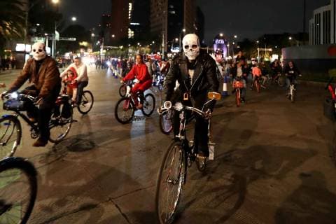 News Bilder des Tages Mexiko, Tag der Toten auf dem Fahrrad in Mexiko-City November 3, 2018 - EUM20181103SOC60.JPG.CIUDAD DE MEXICO, Bikes Bicicletas-Paseo nocturno.- Aspectos del paseo nocturno ciclista que se realiza cada mes en Paseo de la Reforma en la Ciudad de Mexico, este domingo 3 de noviembre del 2018 se realiza con disfraces alusivos al Dia de Muertos. Foto: Agencia EL UNIVERSAL MAR.  - ZUMAu78_ 20181103_zaf_u78_100 Copyright: xValentexRosasx