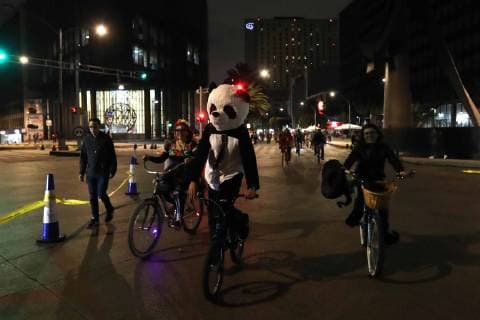 Mexiko, Tag der Toten auf dem Fahrrad in Mexiko-City November 3, 2018 - EUM20181103SOC59.JPG.CIUDAD DE MEXICO, Bikes Bicicletas-Paseo nocturno.- Aspectos del paseo nocturno ciclista que se realiza cada mes en Paseo de la Reforma en la Ciudad de Mexico, este domingo 3 de noviembre del 2018 se realiza con disfraces alusivos al Dia de Muertos. Foto: Agencia EL UNIVERSAL MAR.  - ZUMAu78_ 20181103_zaf_u78_101 Copyright: xValentexRosasx