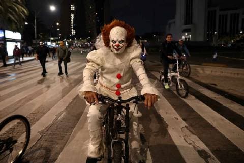 Mexiko, Tag der Toten auf dem Fahrrad in Mexiko-City November 3, 2018 - EUM20181103SOC58.JPG.CIUDAD DE MEXICO, Bikes Bicicletas-Paseo nocturno.- Aspectos del paseo nocturno ciclista que se realiza cada mes en Paseo de la Reforma en la Ciudad de Mexico, este domingo 3 de noviembre del 2018 se realiza con disfraces alusivos al Dia de Muertos. Foto: Agencia EL UNIVERSAL MAR.  - ZUMAu78_ 20181103_zaf_u78_102 Copyright: xValentexRosasx