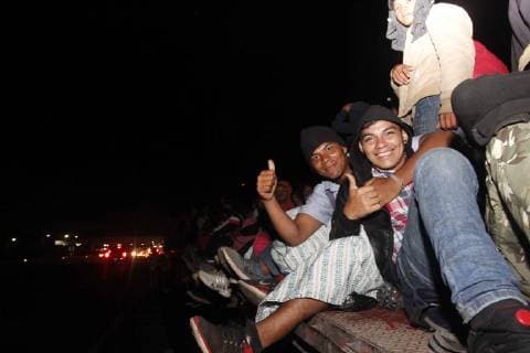 November 3, 2018 - EUM20181103NAC08.JPG.PUEBLA, Pue., MigrantsMigrantes-Caravana.- Caravana migrante pasa por la caseta de Amozoc en camino a la ciudad de Puebla, la noche de este sabado 3 de noviembre del 2018. Foto: Agencia EL UNIVERSALMAR.  - ZUMAu78_ 20181103_zaf_u78_104 Copyright: xElxUniversalx