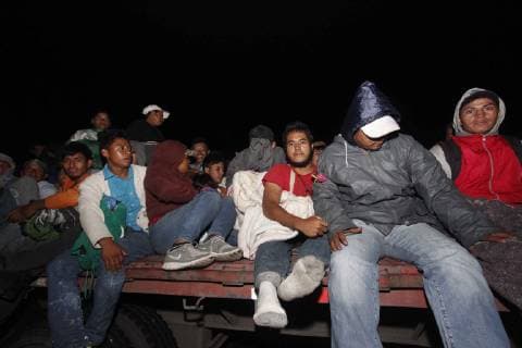 November 3, 2018 - EUM20181103NAC07.JPG.PUEBLA, Pue., MigrantsMigrantes-Caravana.- Caravana migrante pasa por la caseta de Amozoc en camino a la ciudad de Puebla, la noche de este sabado 3 de noviembre del 2018. Foto: Agencia EL UNIVERSALMAR.  - ZUMAu78_ 20181103_zaf_u78_105 Copyright: xElxUniversalx