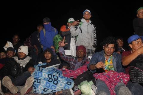 November 3, 2018 - EUM20181103NAC05.JPG.PUEBLA, Pue., MigrantsMigrantes-Caravana.- Caravana migrante pasa por la caseta de Amozoc en camino a la ciudad de Puebla, la noche de este sabado 3 de noviembre del 2018. Foto: Agencia EL UNIVERSALMAR.  - ZUMAu78_ 20181103_zaf_u78_107 Copyright: xElxUniversalx