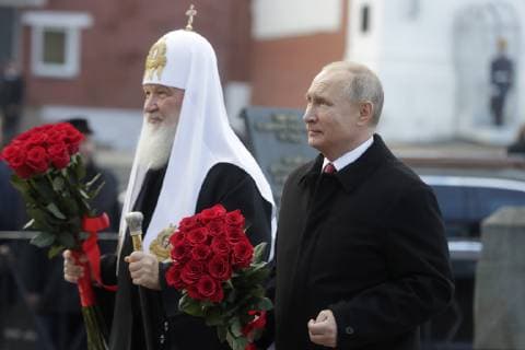 News Bilder des Tages MOSCOW, RUSSIA - NOVEMBER 4, 2018: Russia s President Vladimir Putin (R) and Patriarch Kirill (R front) of Moscow and All Russia lay flowers at the monument to Minin and Pozharsky in Moscow s Red Square and mark National Unity Day annually celebrated in Russia on November 4. Mikhail Metzel TASS  TS0962B3