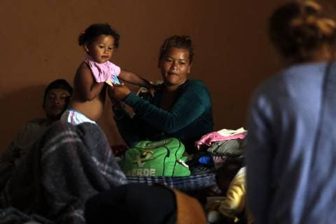 Members of the migrant caravan rest upon arrival in the city of Puebla, in the state of the same name, Mexico, 04 November 2018. About 150 Central Americans, members of the first migrant caravan that entered Mexico on October 19, arrived Saturday night in the central Mexican state of Puebla where tomorrow they will wait for around 4,500 people who stayed in different municipalities of the state of Veracruz. In a statement, the state government reported that Central Americans, Hondurans, Salvadorans and Guatemalans arrived in the municipality of Amozoc, in the central part of the state and about 25 kilometers from Puebla capital. Some 150 migrants arrive in the state of Puebla; the majority remains in Veracruz !ACHTUNG: NUR REDAKTIONELLE NUTZUNG!  Copyright: xHildaxRiosx MEX03 20181104-636769529495491000