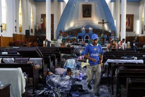 Members of the migrant caravan rest upon arrival in the city of Puebla, in the state of the same name, Mexico, 04 November 2018. About 150 Central Americans, members of the first migrant caravan that entered Mexico on October 19, arrived Saturday night in the central Mexican state of Puebla where tomorrow they will wait for around 4,500 people who stayed in different municipalities of the state of Veracruz. In a statement, the state government reported that Central Americans, Hondurans, Salvadorans and Guatemalans arrived in the municipality of Amozoc, in the central part of the state and about 25 kilometers from Puebla capital. Some 150 migrants arrive in the state of Puebla; the majority remains in Veracruz !ACHTUNG: NUR REDAKTIONELLE NUTZUNG!  Copyright: xHildaxRiosx MEX03 20181104-636769529510178303