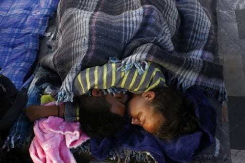 Members of the migrant caravan rest upon arrival in the city of Puebla, in the state of the same name, Mexico, 04 November 2018. About 150 Central Americans, members of the first migrant caravan that entered Mexico on October 19, arrived Saturday night in the central Mexican state of Puebla where tomorrow they will wait for around 4,500 people who stayed in different municipalities of the state of Veracruz. In a statement, the state government reported that Central Americans, Hondurans, Salvadorans and Guatemalans arrived in the municipality of Amozoc, in the central part of the state and about 25 kilometers from Puebla capital. Some 150 migrants arrive in the state of Puebla; the majority remains in Veracruz !ACHTUNG: NUR REDAKTIONELLE NUTZUNG!  Copyright: xHildaxRiosx MEX03 20181104-636769530135408229