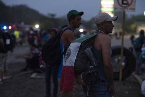 Members of the migrant caravan continue on their way from Ciudad Isla, in the state of Veracruz, to the state of Puebla, Mexico, 04 November 2018. Some 150 Central Americans, members of the first migrant caravan that entered Mexico on October 19, arrived Saturday night in the central Mexican state of Puebla where tomorrow they will wait for around 4,500 people who stayed in different municipalities of the state of Veracruz. In a statement, the state government reported that Central Americans, Hondurans, Salvadorans and Guatemalans arrived in the municipality of Amozoc, in the central part of the state and about 25 kilometers from Puebla capital. Some 150 migrants arrive in the state of Puebla; the majority remains in Veracruz !ACHTUNG: NUR REDAKTIONELLE NUTZUNG!  Copyright: xAngelxHernandezx MEX10 20181104-636769566922615266