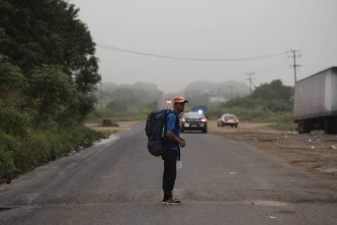 Members of the migrant caravan continue on their way from Ciudad Isla, in the state of Veracruz, to the state of Puebla, Mexico, 04 November 2018. Some 150 Central Americans, members of the first migrant caravan that entered Mexico on October 19, arrived Saturday night in the central Mexican state of Puebla where tomorrow they will wait for around 4,500 people who stayed in different municipalities of the state of Veracruz. In a statement, the state government reported that Central Americans, Hondurans, Salvadorans and Guatemalans arrived in the municipality of Amozoc, in the central part of the state and about 25 kilometers from Puebla capital. Some 150 migrants arrive in the state of Puebla; the majority remains in Veracruz !ACHTUNG: NUR REDAKTIONELLE NUTZUNG!  Copyright: xAngelxHernandezx MEX10 20181104-636769566940906151