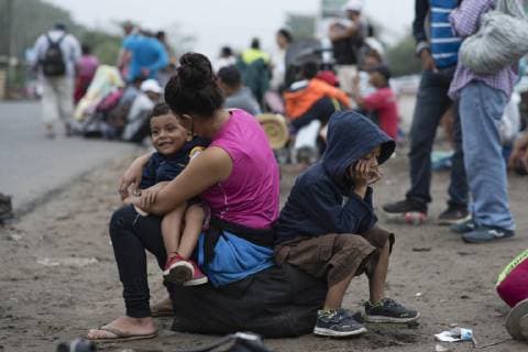 Members of the migrant caravan continue on their way from Ciudad Isla, in the state of Veracruz, to the state of Puebla, Mexico, 04 November 2018. Some 150 Central Americans, members of the first migrant caravan that entered Mexico on October 19, arrived Saturday night in the central Mexican state of Puebla where tomorrow they will wait for around 4,500 people who stayed in different municipalities of the state of Veracruz. In a statement, the state government reported that Central Americans, Hondurans, Salvadorans and Guatemalans arrived in the municipality of Amozoc, in the central part of the state and about 25 kilometers from Puebla capital. Some 150 migrants arrive in the state of Puebla; the majority remains in Veracruz !ACHTUNG: NUR REDAKTIONELLE NUTZUNG!  Copyright: xAngelxHernandezx MEX10 20181104-636769566967781664