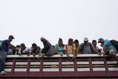 Members of the migrant caravan continue on their way from Ciudad Isla, in the state of Veracruz, to the state of Puebla, Mexico, 04 November 2018. Some 150 Central Americans, members of the first migrant caravan that entered Mexico on October 19, arrived Saturday night in the central Mexican state of Puebla where tomorrow they will wait for around 4,500 people who stayed in different municipalities of the state of Veracruz. In a statement, the state government reported that Central Americans, Hondurans, Salvadorans and Guatemalans arrived in the municipality of Amozoc, in the central part of the state and about 25 kilometers from Puebla capital. Some 150 migrants arrive in the state of Puebla; the majority remains in Veracruz !ACHTUNG: NUR REDAKTIONELLE NUTZUNG!  Copyright: xAngelxHernandezx MEX10 20181104-636769566978719186