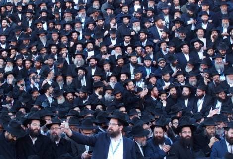 News Bilder des Tages November 4, 2018 - New York, New York, U.S. - Thousands of bearded Hasidic rabbis, clad in traditional grab, line up outside of Chabad-Lubavitch Hasidic World Headquarters for their class picture. Â This year, however, with the shooting on everyone s minds, a delegation of rabbis from Pittsburgh will lead thousands of their colleagues in a prayer ceremony and in solemn song to remember those massacred and pray for their families, and for those injured. New York U.S. - ZUMAct2_ 20181104_zaf_ct2_024 Copyright: xBrucexCotlerx