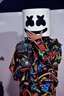 US producer and DJ Marshmello poses for the photographers after receiving the Best Electronic Music Artist Award during the 2018 MTV Europe Music Awards at Bilbao Exhibition Centre, in Bilbao, Basque Country, Spain, 04 November 2018. 2018 MTV Europe Music Awards in Bilbao !ACHTUNG: NUR REDAKTIONELLE NUTZUNG!  Copyright: xMiguelxTonax GRAF1428 20181104-636769677579953066