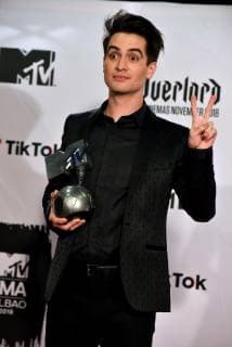 Brendon Urie singer of the US band Panic! at the Disco poses for the photographers after receiving the Best Alternative Artist Award during the 2018 MTV Europe Music Awards at Bilbao Exhibition Centre, in Bilbao, Basque Country, Spain, 04 November 2018. 2018 MTV Europe Music Awards in Bilbao !ACHTUNG: NUR REDAKTIONELLE NUTZUNG!  Copyright: xMiguelxTonax GRAF1269 20181104-636769698476050210