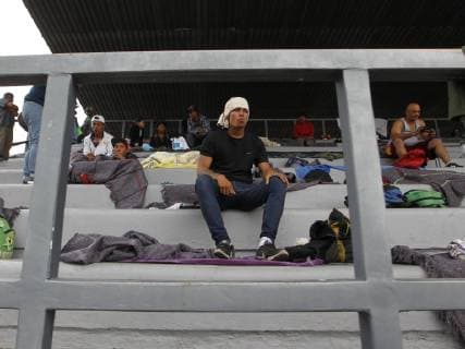 Members of the migrant caravan arrive at the shelter provided at the Jesus Palillo Martinez stadium, which is located within the complex of the Sport City of Magdalena Mixhiuca, in Mexico City, Mexico, 04 November 2018. Mexico City is preparing to welcome some 5,000 Central Americans who make up the migrant caravan that entered Mexico on 19 October with the intention of reaching the United States. Mexico City prepares to host a caravan of migrants !ACHTUNG: NUR REDAKTIONELLE NUTZUNG!  Copyright: xMARIOxGUZMANx MEX055 20181104-636769717186571563
