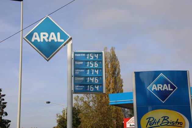 High fuel prices on the display board of an ARAL petrol station at the petrol pumps Signs with the inscription out of service because the fuel has run out Topic picture Symbol picture petrol stations without fuel Solingen 05 11 18 Solingen NRW Germany Wuppertaler Straße Copyright: xdnet_tonx