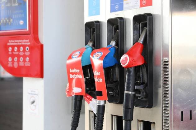 Petrol pump of an Esso petrol station in Solingen with a sign at the tap Out of service Topic picture Symbol picture petrol stations without fuel Solingen 05 11 18 Solingen NRW Germany Kronprinzenstraße Copyright: xdnet_tonx