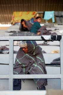 Central American migrants gather in the Jesus Martinez Palillo Sports Facilities in Ciudad de Mexico, Mexico, 05 November 2018. Mexico City is preparing to welcome some 5,000 Central Americans who make up the migrant caravan that entered Mexico on 19 October with the intention of reaching the United States. Migrants to decide if the continue traveling to USA !ACHTUNG: NUR REDAKTIONELLE NUTZUNG!  Copyright: xJoséxMéndezx MEX05 20181105-636770319542002454