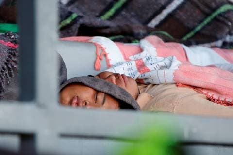 News Bilder des Tages Central American migrants rest in the Jesus Martinez Palillo Sports Facilities in Ciudad de Mexico, Mexico, 05 November 2018. Mexico City is preparing to welcome some 5,000 Central Americans who make up the migrant caravan that entered Mexico on 19 October with the intention of reaching the United States. Migrants to decide if the continue traveling to USA !ACHTUNG: NUR REDAKTIONELLE NUTZUNG!  Copyright: xJoséxMéndezx MEX06 20181105-636770319626534225