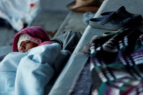 Central American migrants rest in the Jesus Martinez Palillo Sports Facilities in Ciudad de Mexico, Mexico, 05 November 2018. Mexico City is preparing to welcome some 5,000 Central Americans who make up the migrant caravan that entered Mexico on 19 October with the intention of reaching the United States. Migrants to decide if the continue traveling to USA !ACHTUNG: NUR REDAKTIONELLE NUTZUNG!  Copyright: xJoséxMéndezx MEX13 20181105-636770329682985769