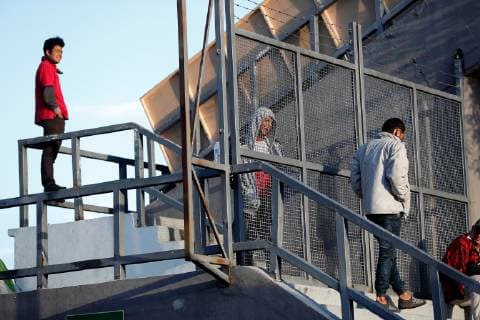 Central American migrants chat at the Jesus Martinez Palillo Sports Facilities in Ciudad de Mexico, Mexico, 05 November 2018. Mexico City is preparing to welcome some 5,000 Central Americans who make up the migrant caravan that entered Mexico on 19 October with the intention of reaching the United States. Migrants to decide if the continue traveling to USA !ACHTUNG: NUR REDAKTIONELLE NUTZUNG!  Copyright: xJoséxMéndezx MEX18 20181105-636770329695329597