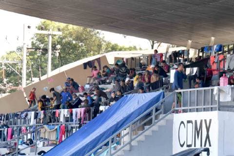 Migranten aus Mittelamerika in Mexiko November 5, 2018 - EUM20181105NAC05.JPG .CIUDAD DE MEXICO. MigrantsMigrantes-Caravana.- 5 de noviembre de 2018. La manana de este lunes, se reporto que entre dos mil 70 y 2 mil 200 integrantes de la Caravana Migrante se encuentran en el albergue instalado en el estadio Jesus Martinez Palillo , en Iztacalco; de los cuales, 20% son menores de edad. Foto: Agencia EL UNIVERSALJuan Armando MartinezEELG  - ZUMAu78_ 20181105_zaf_u78_016 Copyright: xElxUniversalx