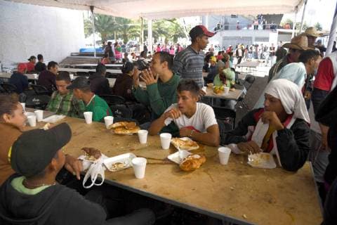 Migranten aus Mittelamerika in Mexiko November 5, 2018 - EUM20181105NAC07.JPG .CIUDAD DE MEXICO. MigrantsMigrantes-Caravana.- 5 de noviembre de 2018. La manana de este lunes, se reporto que entre dos mil 70 y 2 mil 200 integrantes de la Caravana Migrante se encuentran en el albergue instalado en el estadio Jesus Martinez Palillo , en Iztacalco; de los cuales, 20% son menores de edad. Foto: Agencia EL UNIVERSALJuan Armando MartinezEELG  - ZUMAu78_ 20181105_zaf_u78_018 Copyright: xElxUniversalx