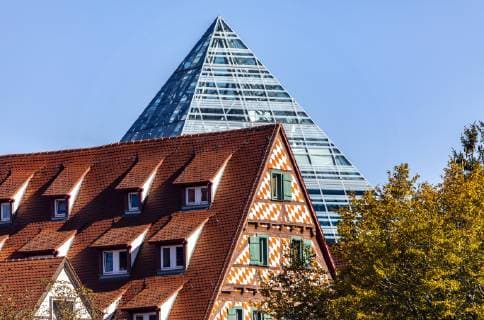 Architektur von Gottfried Böhm Traditionelles Fachwerkhaus in der Altstadt, Glas und Stahl Pyramide der neuen Stadtbibliothek Ulm, *** Traditional half-timbered house in the old town glass and steel pyramid of the new city library Ulm
