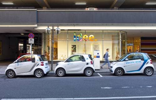 Elektrofahrzeuge vom Carsharing Service car2go, in der Innenstadt von Stuttgart, am Hauptbahnhof, an Ladesäulen, *** Electric vehicles from the Carsharing Service car2go in the city centre of Stuttgart at the main station at charging points