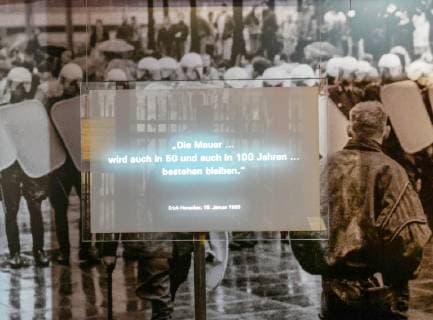 Ein Foto von hochgeruesteten Volkspolizisten und dem Aussprich von Erich Honecker vom 19.01.1989 Die Mauer ... wird auch in 50 und auch in 100 Jahren ... bestehen bleiben. in der neuen Dauerausstellung Unsere Geschichte. Diktatur und Demokratie nach 1945 im Zeitgeschichtlichen Forum Leipzig (Sachsen). Kulturstaatsministerin Monika Gruetters (CDU) hat am Montagabend (05.11.18) die neue Dauerausstellung des Zeitgeschichtlichen Forums Leipzig eroeffnet. Nach rund neunmonatiger Umbaupause nimmt das Museum kuenftig die friedliche Revolution 1989 und die Folgezeit bis in die Gegenwart staerker in den Blick. Die Dauerausstellung unter dem Titel Unsere Geschichte. Diktatur und Demokratie nach 1945 zeigt nun etwa 2.000 Exponate. Knapp drei Viertel davon sind neu. Die Kulturstaatsministerin foerderte den Umbau des Museums mit rund vier Millio Copyright: epd-bild PeterxEndig EDITORIAL USE ONLY
