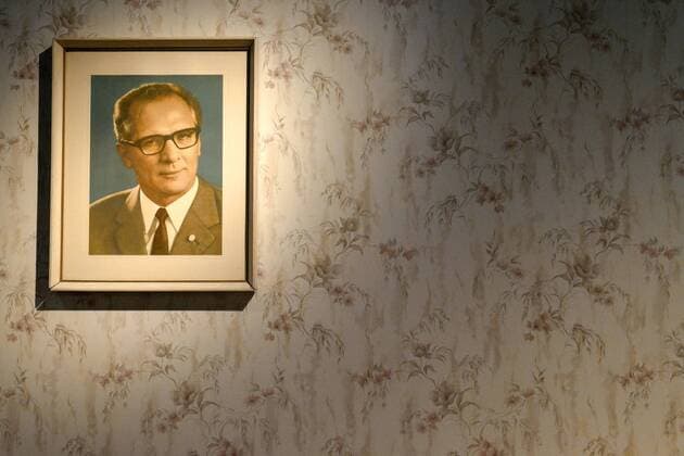 Das Wandbild von Erich Honecker in der neuen Dauerausstellung Unsere Geschichte. Diktatur und Demokratie nach 1945 im Zeitgeschichtlichen Forum Leipzig (Sachsen). Kulturstaatsministerin Monika Gruetters (CDU) hat am Montagabend (05.11.18) die neue Dauerausstellung des Zeitgeschichtlichen Forums Leipzig eroeffnet. Nach rund neunmonatiger Umbaupause nimmt das Museum kuenftig die friedliche Revolution 1989 und die Folgezeit bis in die Gegenwart staerker in den Blick. Die Dauerausstellung unter dem Titel Unsere Geschichte. Diktatur und Demokratie nach 1945 zeigt nun etwa 2.000 Exponate. Knapp drei Viertel davon sind neu. Die Kulturstaatsministerin foerderte den Umbau des Museums mit rund vier Millionen Euro. Traeger ist das Haus der Geschichte der Bundesrepublik Deutschland in Bonn. (Siehe epd-Meldung vom 05.11.18) Zeitgeschichtliches For Copyright: epd-bild PeterxEndig EDITORIAL USE ONLY