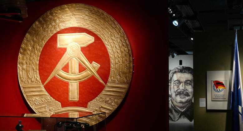 Das Wappen der ehemaligen DDR in der neuen Dauerausstellung Unsere Geschichte. Diktatur und Demokratie nach 1945 im Zeitgeschichtlichen Forum Leipzig (Sachsen) am 05.11.18. Kulturstaatsministerin Monika Gruetters (CDU) hat am Montagabend (05.11.18) die neue Dauerausstellung des Zeitgeschichtlichen Forums Leipzig eroeffnet. Nach rund neunmonatiger Umbaupause nimmt das Museum kuenftig die friedliche Revolution 1989 und die Folgezeit bis in die Gegenwart staerker in den Blick. Die Dauerausstellung unter dem Titel Unsere Geschichte. Diktatur und Demokratie nach 1945 zeigt nun etwa 2.000 Exponate. Knapp drei Viertel davon sind neu. Die Kulturstaatsministerin foerderte den Umbau des Museums mit rund vier Millionen Euro. Traeger ist das Haus der Geschichte der Bundesrepublik Deutschland in Bonn. (Siehe epd-Meldung vom 05.11.18) Zeitgeschicht Copyright: epd-bild PeterxEndig EDITORIAL USE ONLY