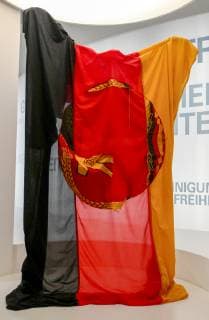 Die Fahne der DDR von Brandenbrurger Tor in der neuen Dauerausstellung Unsere Geschichte. Diktatur und Demokratie nach 1945 im Zeitgeschichtlichen Forum Leipzig (Sachsen) am 05.11.18. Kulturstaatsministerin Monika Gruetters (CDU) hat am Montagabend (05.11.18) die neue Dauerausstellung des Zeitgeschichtlichen Forums Leipzig eroeffnet. Nach rund neunmonatiger Umbaupause nimmt das Museum kuenftig die friedliche Revolution 1989 und die Folgezeit bis in die Gegenwart staerker in den Blick. Die Dauerausstellung unter dem Titel Unsere Geschichte. Diktatur und Demokratie nach 1945 zeigt nun etwa 2.000 Exponate. Knapp drei Viertel davon sind neu. Die Kulturstaatsministerin foerderte den Umbau des Museums mit rund vier Millionen Euro. Traeger ist das Haus der Geschichte der Bundesrepublik Deutschland in Bonn. (Siehe epd-Meldung vom 05.11.18) Ze Copyright: epd-bild PeterxEndig EDITORIAL USE ONLY