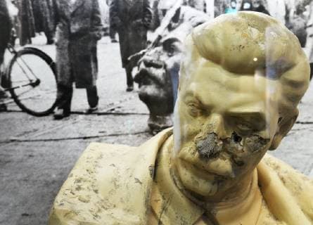 Eine Stalin-Skulptur in der neuen Dauerausstellung Unsere Geschichte. Diktatur und Demokratie nach 1945 im Zeitgeschichtlichen Forum Leipzig (Sachsen) am 05.11.18. Kulturstaatsministerin Monika Gruetters (CDU) hat am Montagabend (05.11.18) die neue Dauerausstellung des Zeitgeschichtlichen Forums Leipzig eroeffnet. Nach rund neunmonatiger Umbaupause nimmt das Museum kuenftig die friedliche Revolution 1989 und die Folgezeit bis in die Gegenwart staerker in den Blick. Die Dauerausstellung unter dem Titel Unsere Geschichte. Diktatur und Demokratie nach 1945 zeigt nun etwa 2.000 Exponate. Knapp drei Viertel davon sind neu. Die Kulturstaatsministerin foerderte den Umbau des Museums mit rund vier Millionen Euro. Traeger ist das Haus der Geschichte der Bundesrepublik Deutschland in Bonn. (Siehe epd-Meldung vom 05.11.18) Zeitgeschichtliches Fo Copyright: epd-bild PeterxEndig EDITORIAL USE ONLY