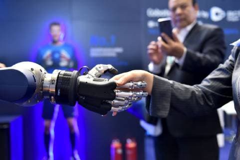 News Themen der Woche KW45 News Bilder des Tages SHANGHAI, CHINA - NOVEMBER 05: A visitor shakes hands with Schunk humanoid mechanical hand on day two of the China International Import Expo (CIIE) at the National Exhibition and Convention Center on November 5, 2018 in Shanghai, China. The first China International Import Expo is held on November 5-10 in Shanghai.  Copyright: xVCGx CFP111175151268