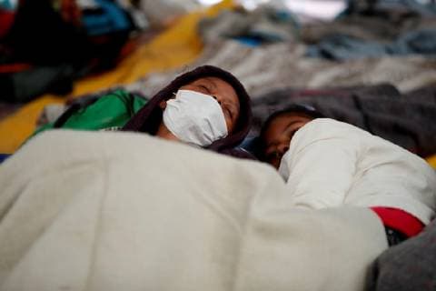 Members of the migrants caravan rest at the sports center Jesus Martinez Palillo, in Mexico City, Mexico, 06 November 2018. The National Commission of Human Rights (CNDH) of Mexico reported on 06 November that it has a report of two missing trucks, about 80 people, of the migrant caravan that entered Mexico on 19 October with intention of continuing their journey to the United States. Human Rights Commission reports two missing trucks with migrants !ACHTUNG: NUR REDAKTIONELLE NUTZUNG!  Copyright: xJOSExMENDEZx MEX28 20181106-636771239035349975