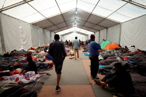 Members of the migrants caravan rest at the sports center Jesus Martinez Palillo, in Mexico City, Mexico, 06 November 2018. The National Commission of Human Rights (CNDH) of Mexico reported on 06 November that it has a report of two missing trucks, about 80 people, of the migrant caravan that entered Mexico on 19 October with intention of continuing their journey to the United States. Human Rights Commission reports two missing trucks with migrants !ACHTUNG: NUR REDAKTIONELLE NUTZUNG!  Copyright: xJOSExMENDEZx MEX06 20181106-636771239692751562