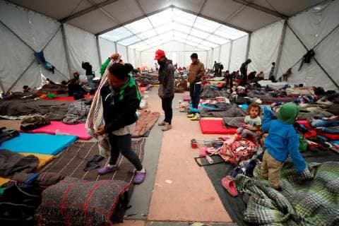 News Bilder des Tages Members of the migrants caravan rest at the sports center Jesus Martinez Palillo, in Mexico City, Mexico, 06 November 2018. The National Commission of Human Rights (CNDH) of Mexico reported on 06 November that it has a report of two missing trucks, about 80 people, of the migrant caravan that entered Mexico on 19 October with intention of continuing their journey to the United States. Human Rights Commission reports two missing trucks with migrants !ACHTUNG: NUR REDAKTIONELLE NUTZUNG!  Copyright: xJOSExMENDEZx MEX14 20181106-636771239705720315